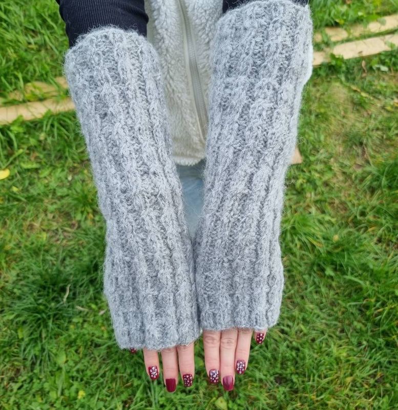 Lange pulsvanter med fletter (lysegrå)